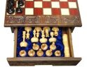 Шахматный стол с фигурами